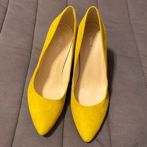 Women’s Size 9.5 Nine West Mustard Chunky Pointed Toe Heel.